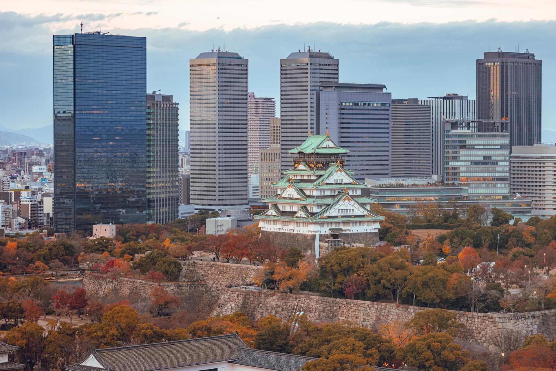 歴史博物館から観る大阪城紅葉-img