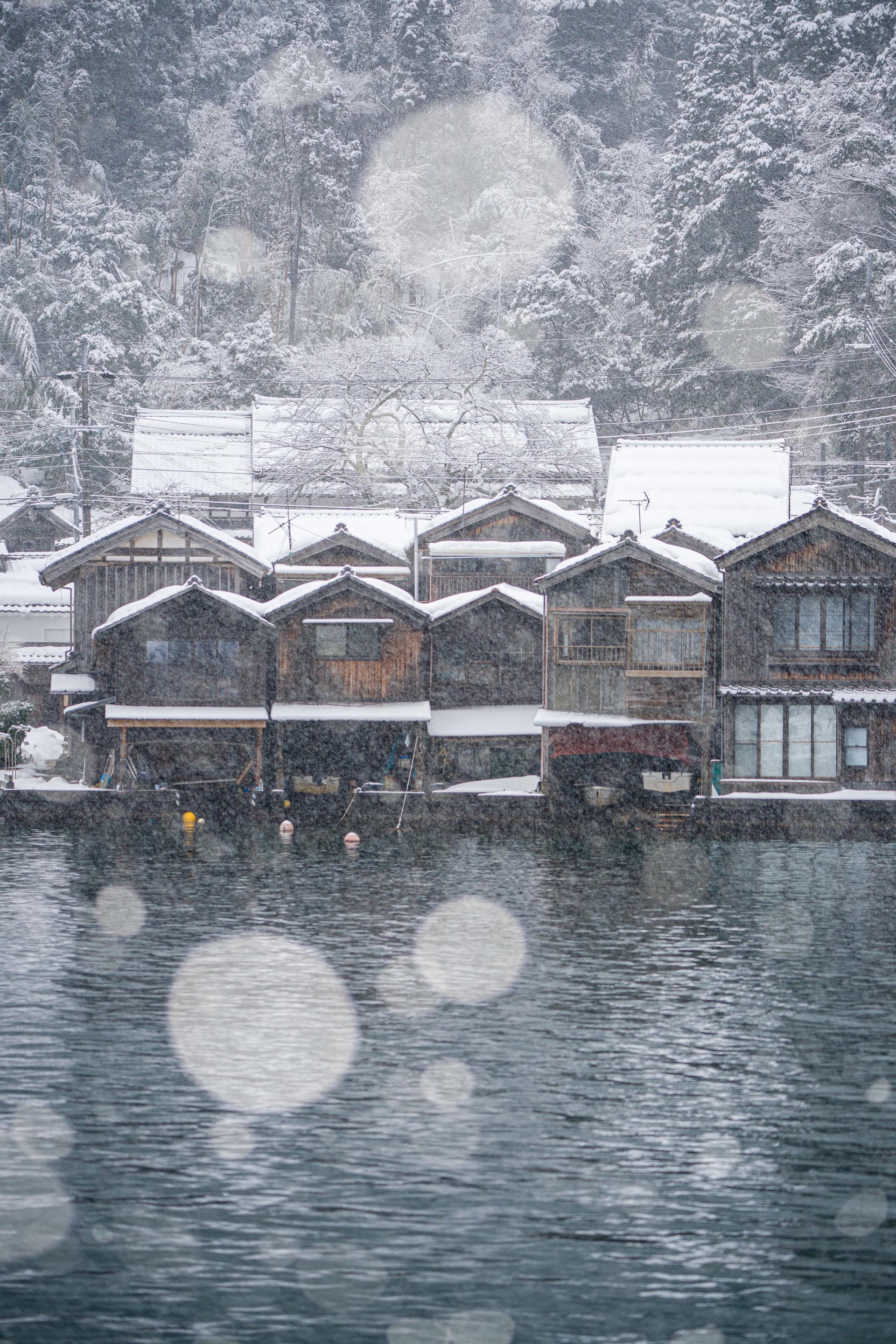 雪の伊根の舟屋-img