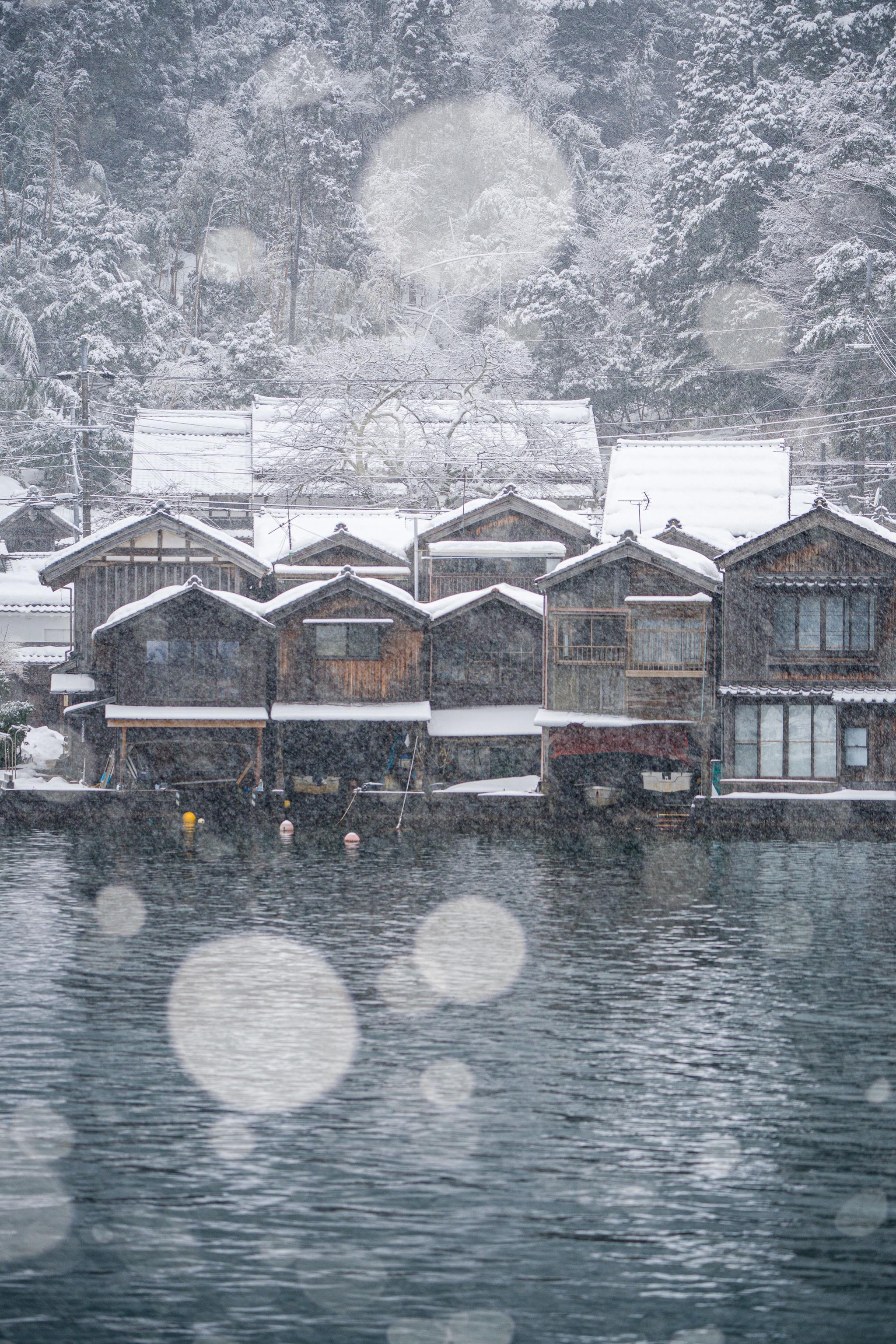 雪の伊根の舟屋-img