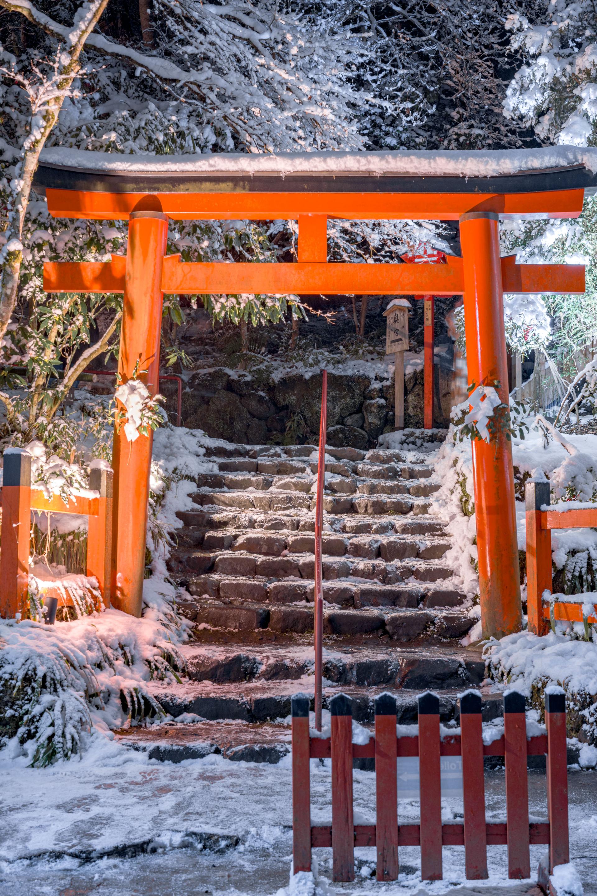 雪の貴船神社-img