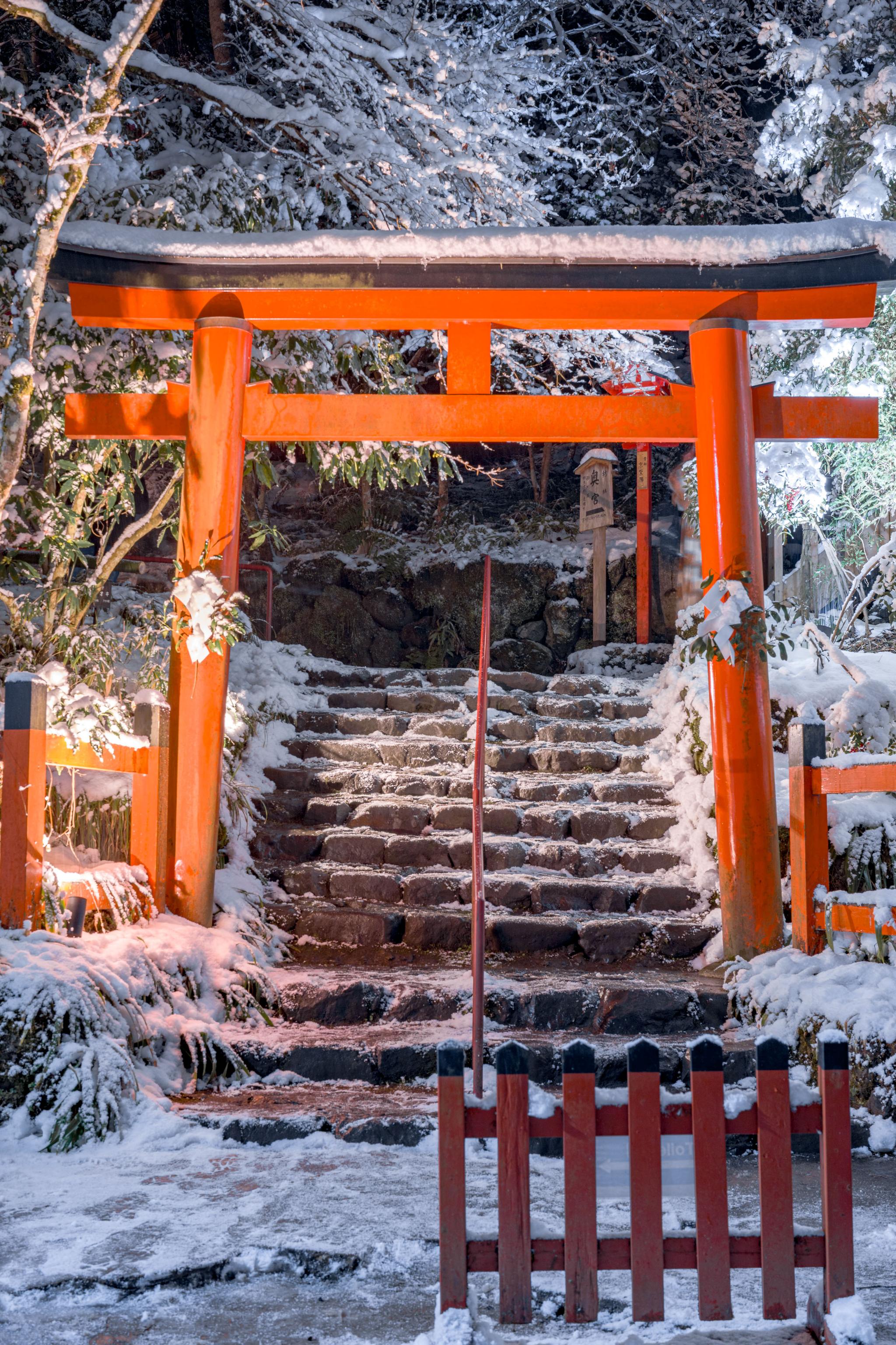雪の貴船神社-img
