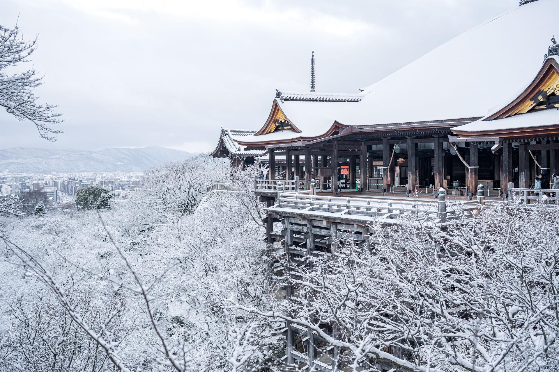 雪の清水寺-img